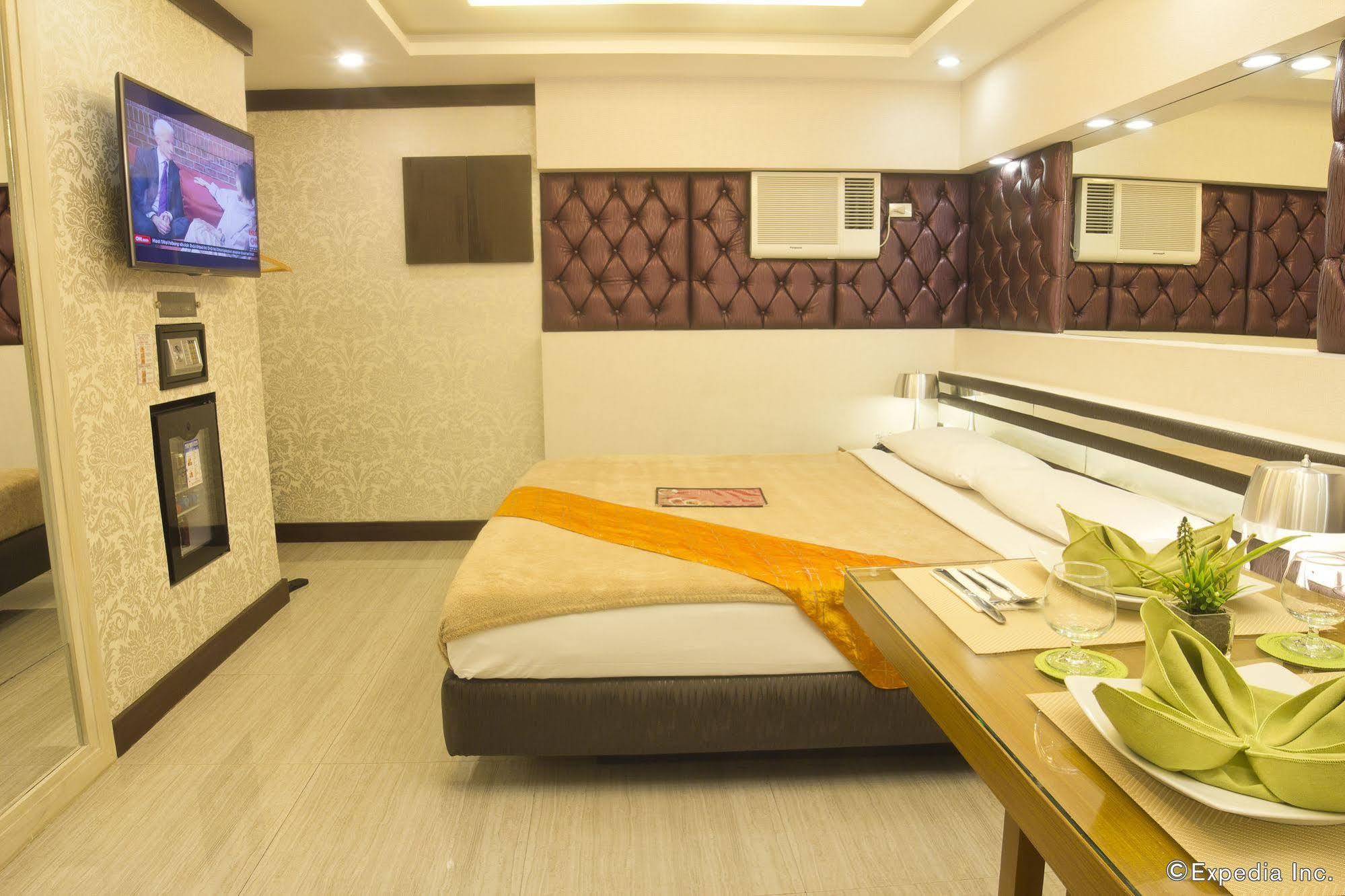 Victoria Court Las Pinas Exterior photo