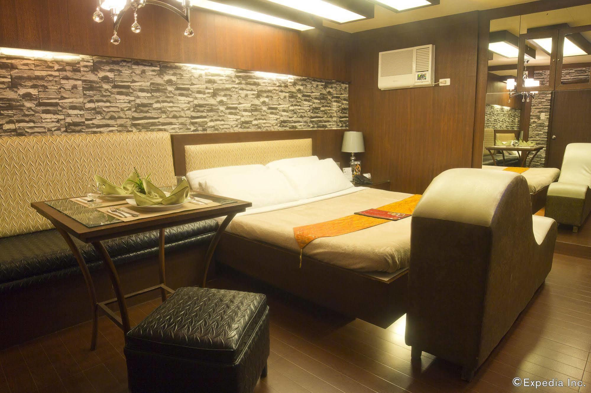 Victoria Court Las Pinas Exterior photo