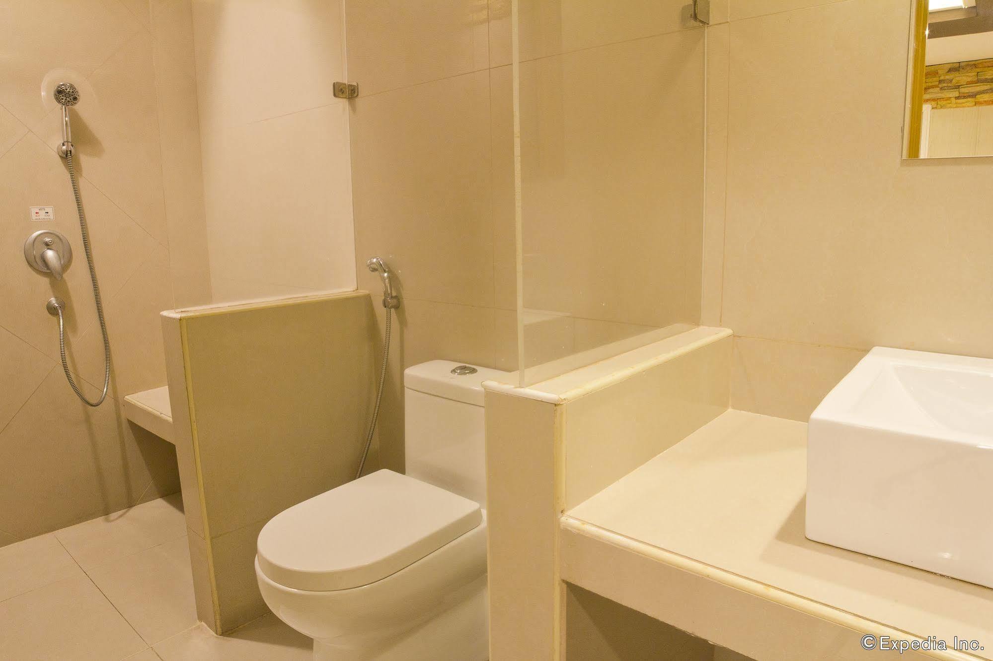 Victoria Court Las Pinas Exterior photo