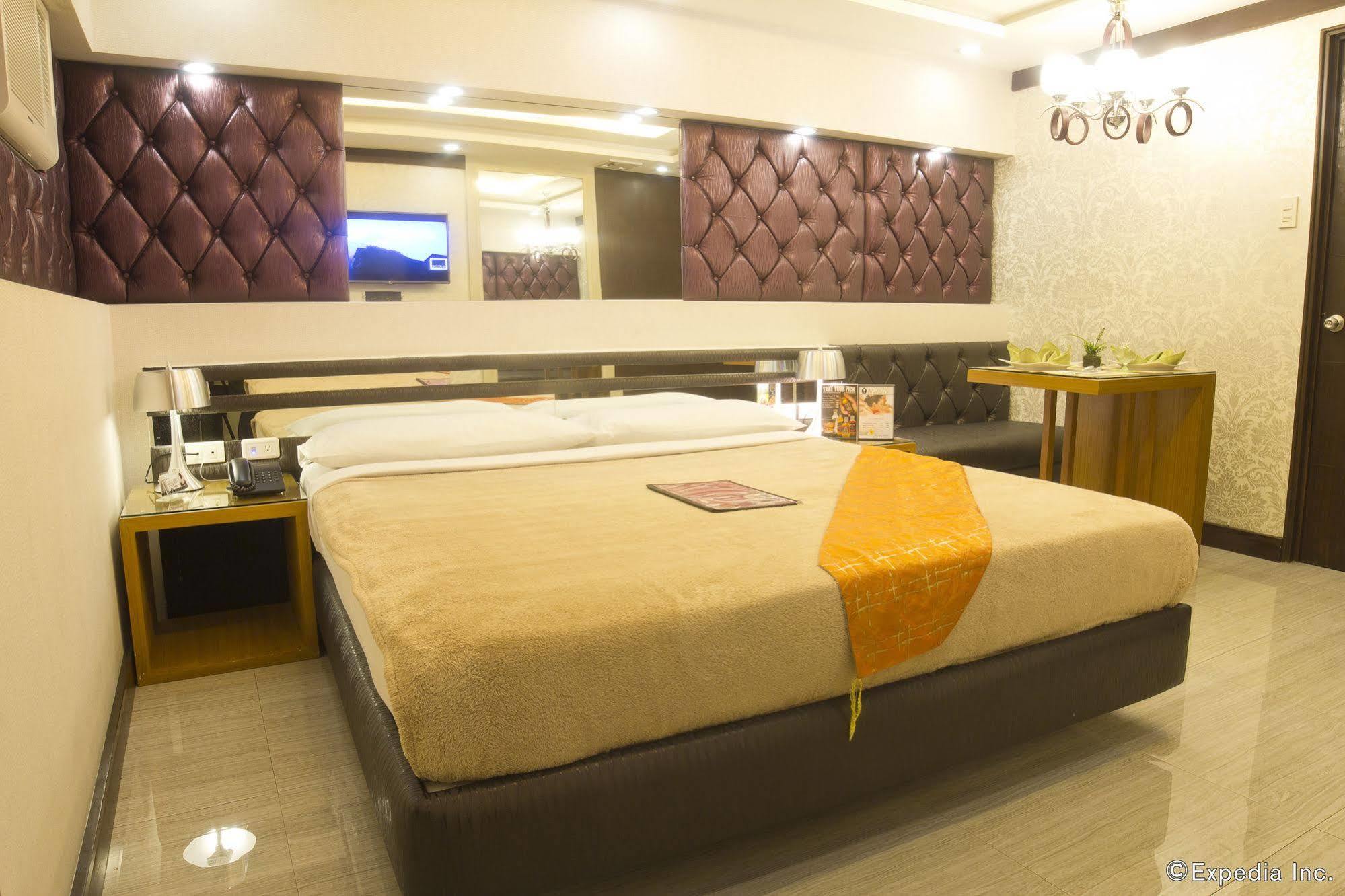 Victoria Court Las Pinas Exterior photo