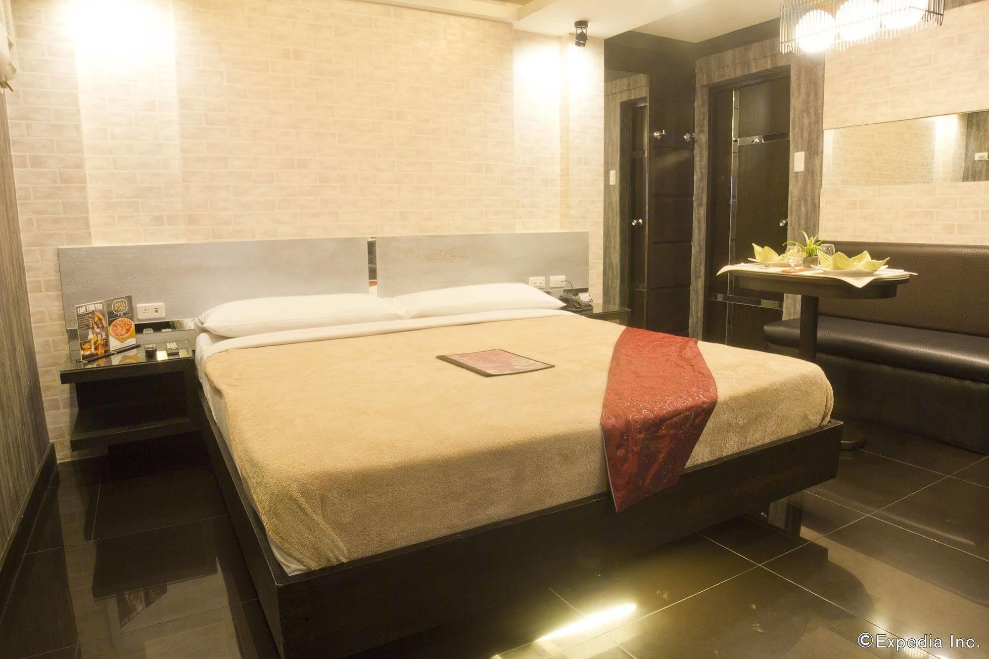 Victoria Court Las Pinas Exterior photo