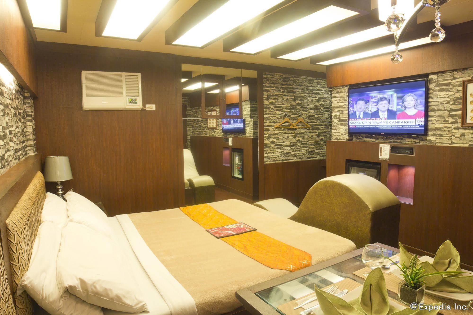 Victoria Court Las Pinas Exterior photo