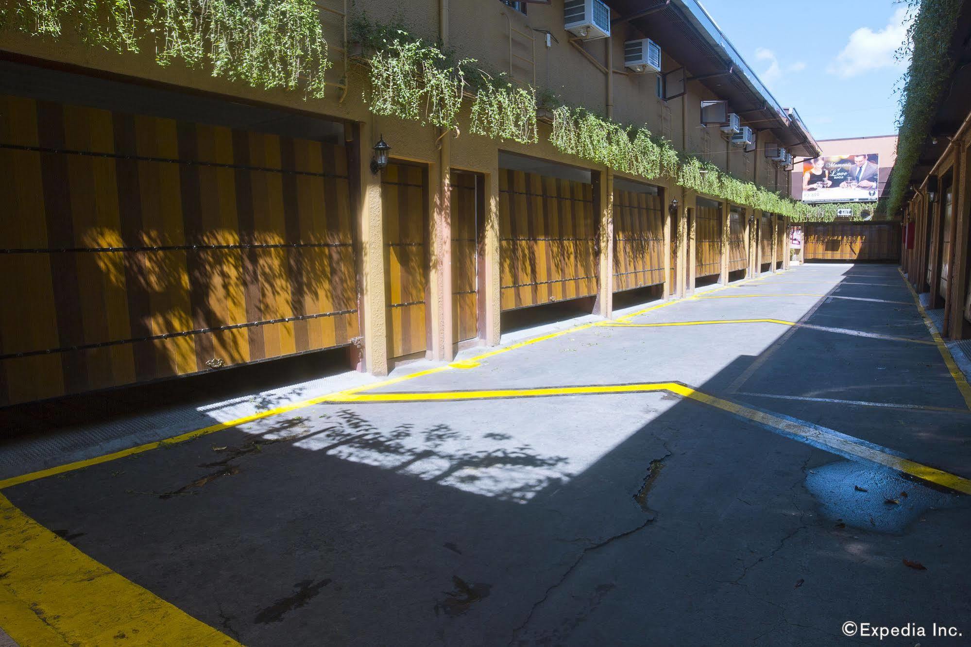 Victoria Court Las Pinas Exterior photo