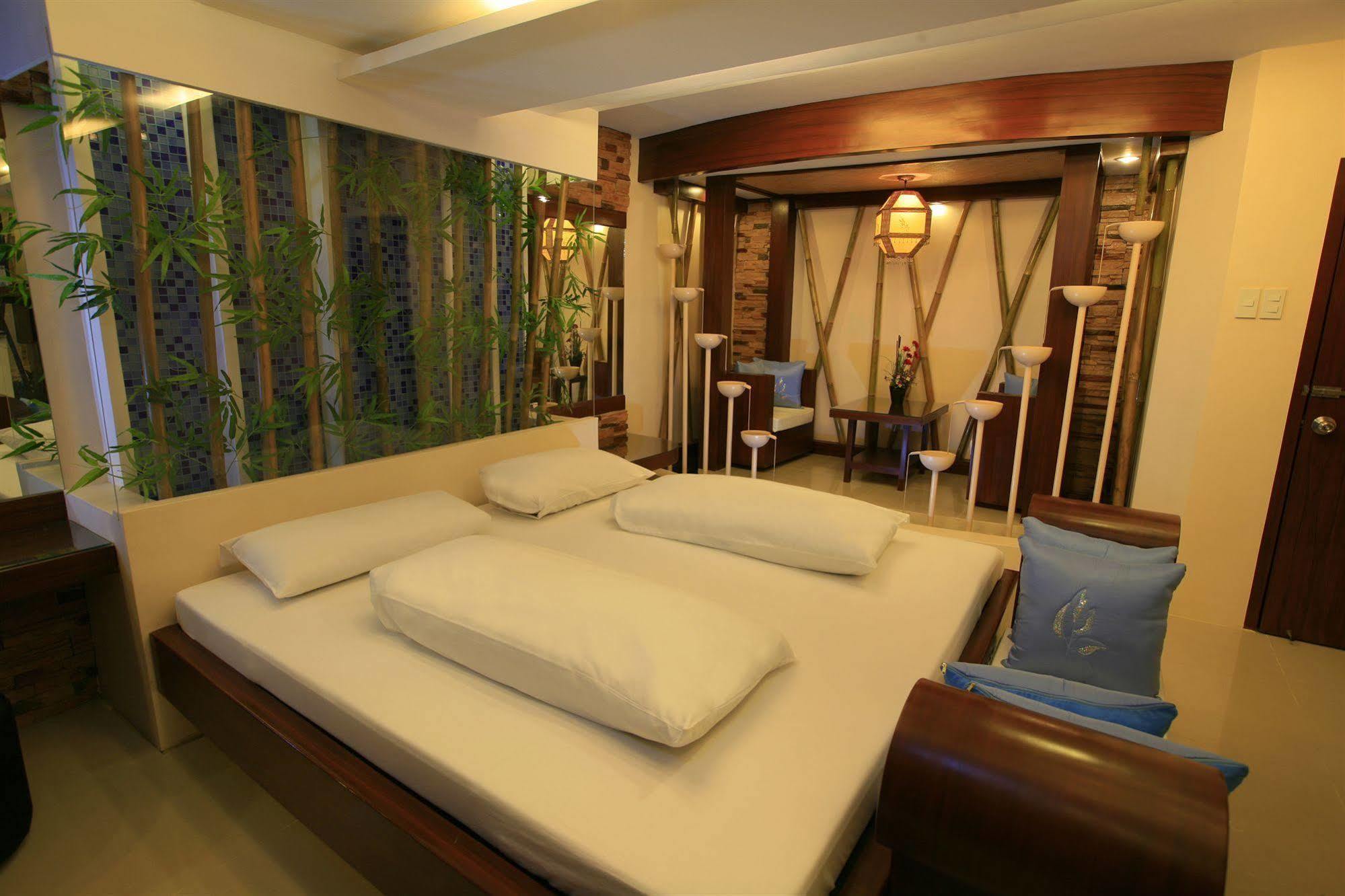 Victoria Court Las Pinas Exterior photo