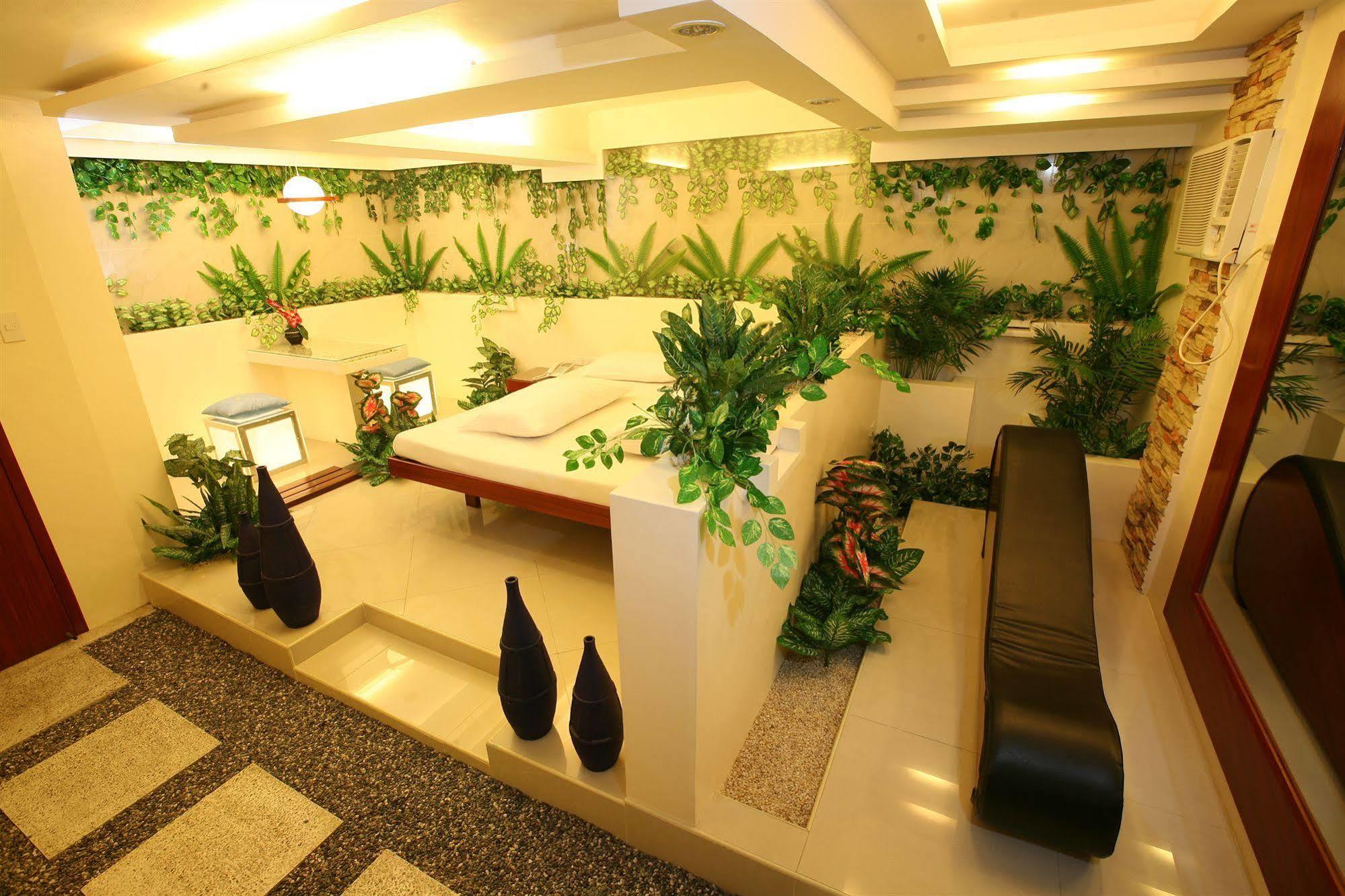 Victoria Court Las Pinas Exterior photo