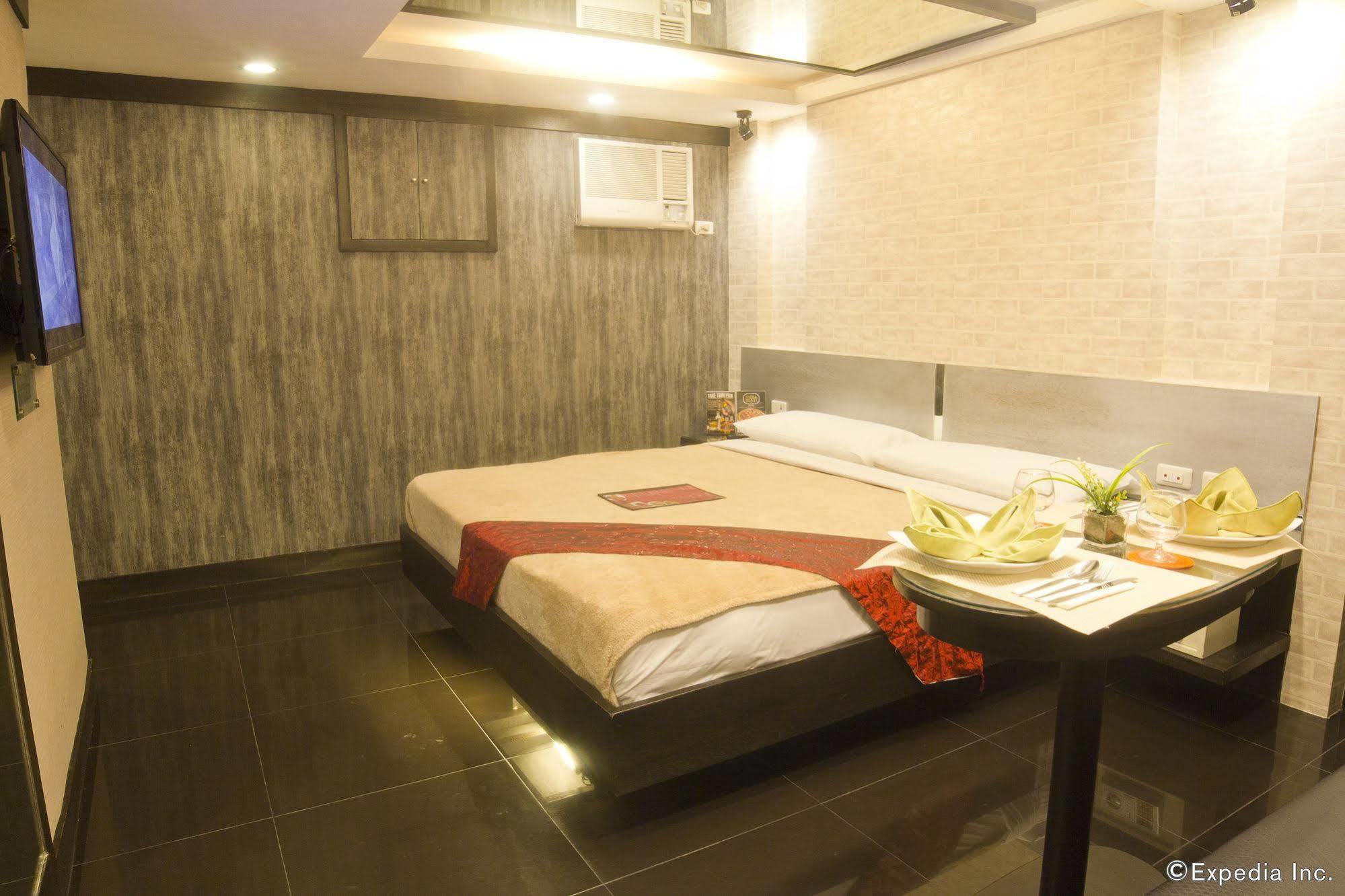 Victoria Court Las Pinas Exterior photo