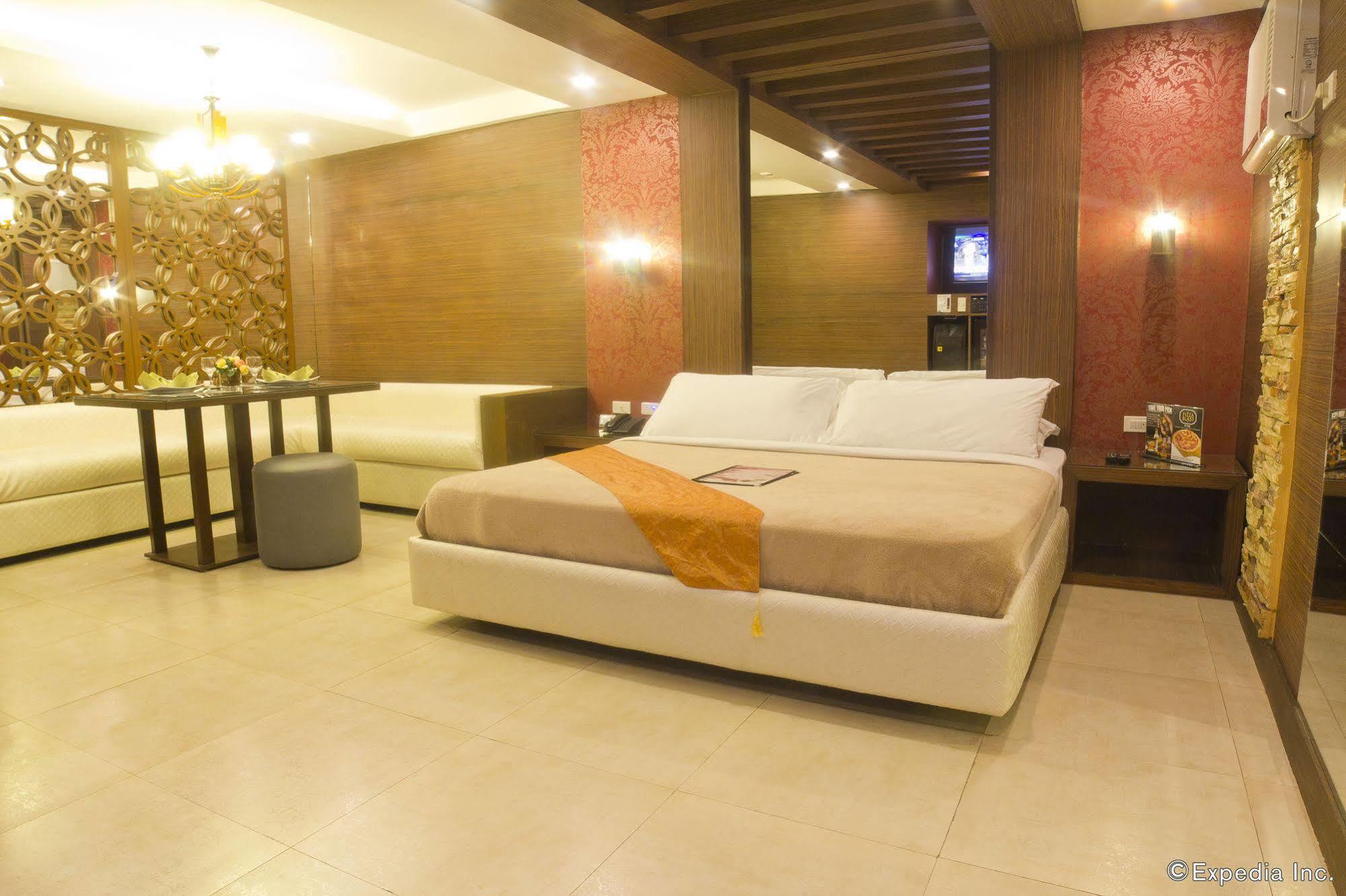Victoria Court Las Pinas Exterior photo