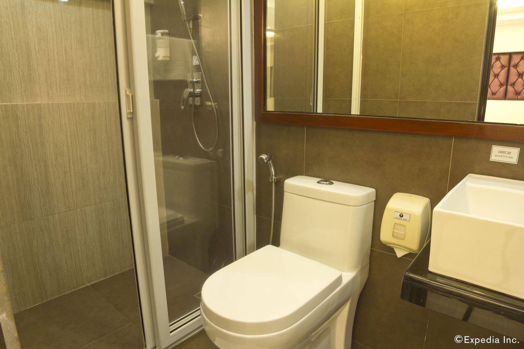 Victoria Court Las Pinas Exterior photo