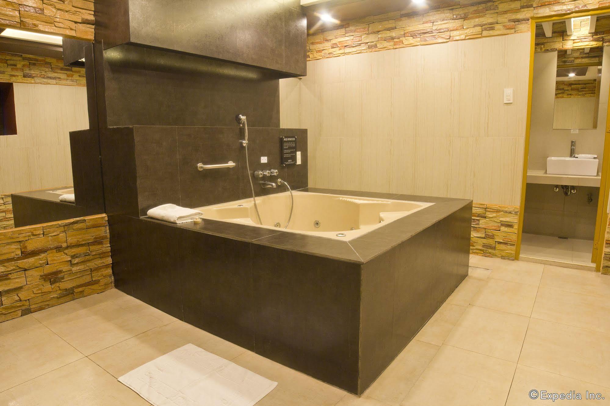 Victoria Court Las Pinas Exterior photo