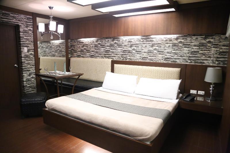 Victoria Court Las Pinas Exterior photo