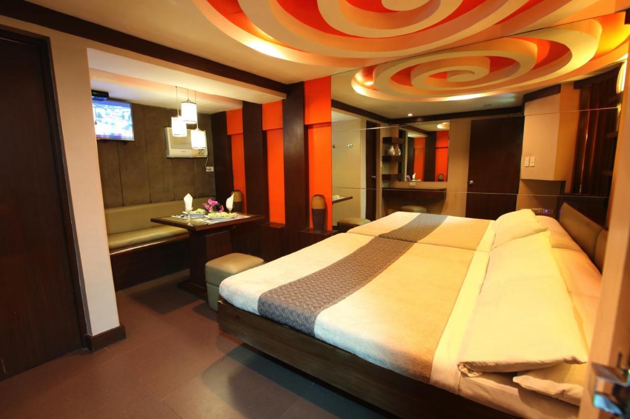 Victoria Court Las Pinas Exterior photo