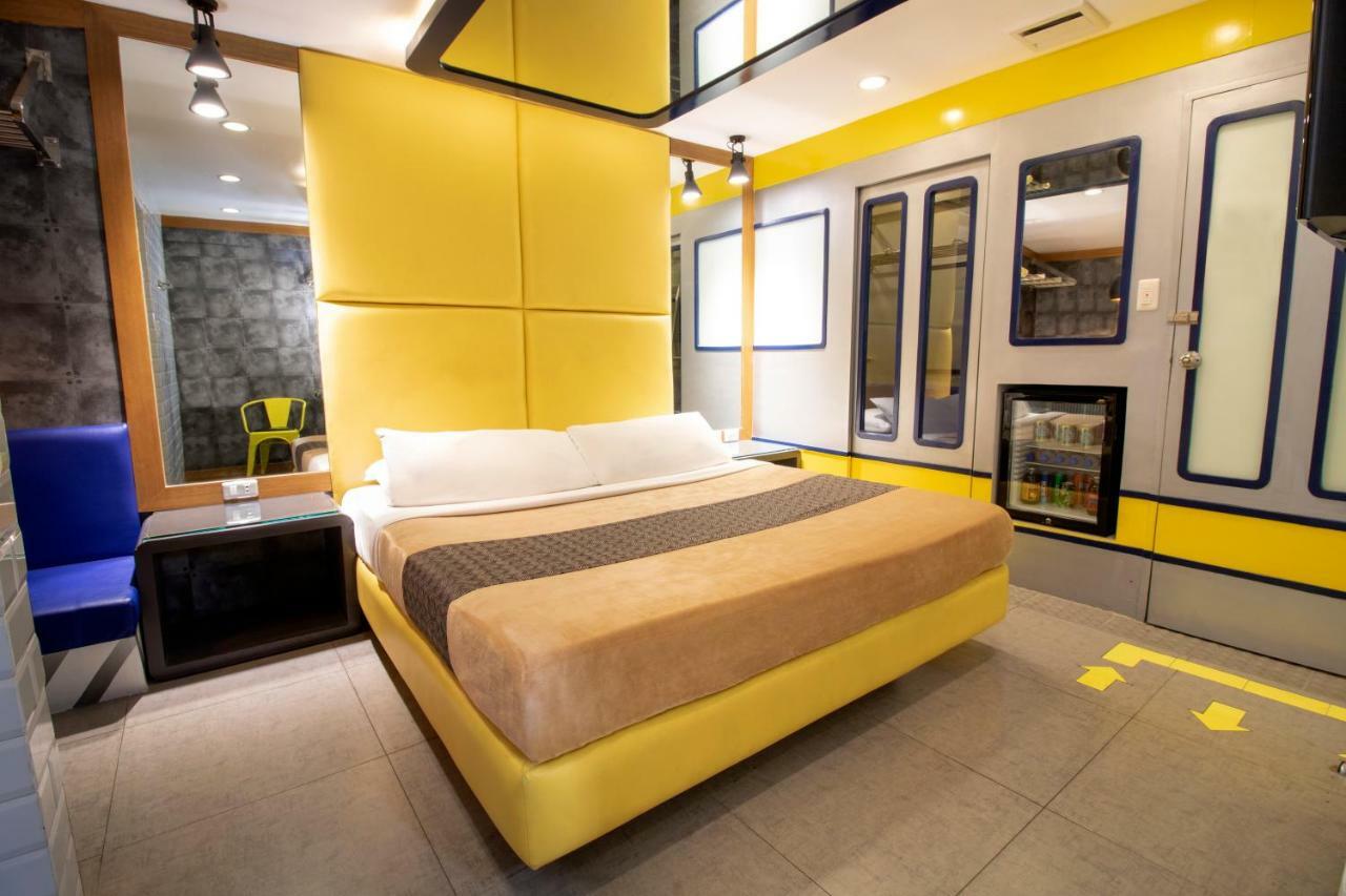 Victoria Court Las Pinas Exterior photo