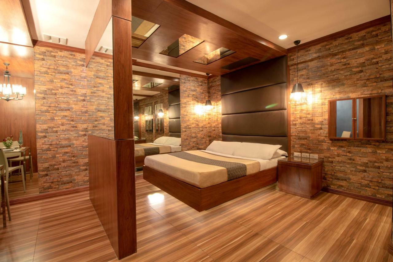 Victoria Court Las Pinas Exterior photo